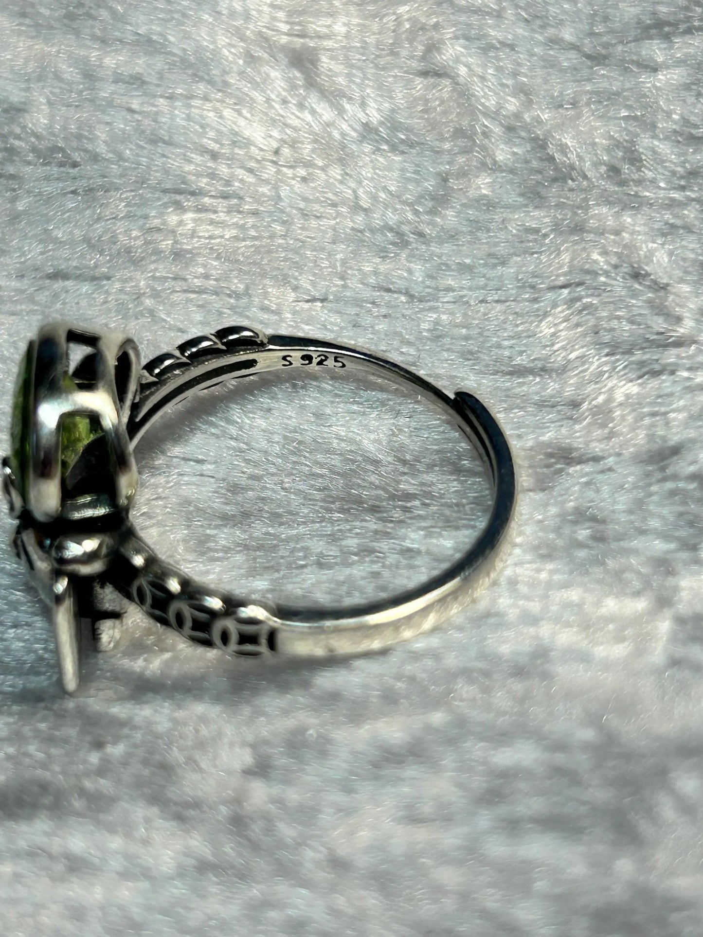 Waving Fortune Cat Ring with Faceted Peridot Gemstones • 925 Sterling Silver Talisman • Adjustable • Gift Box Celtic Dragon Jewellery